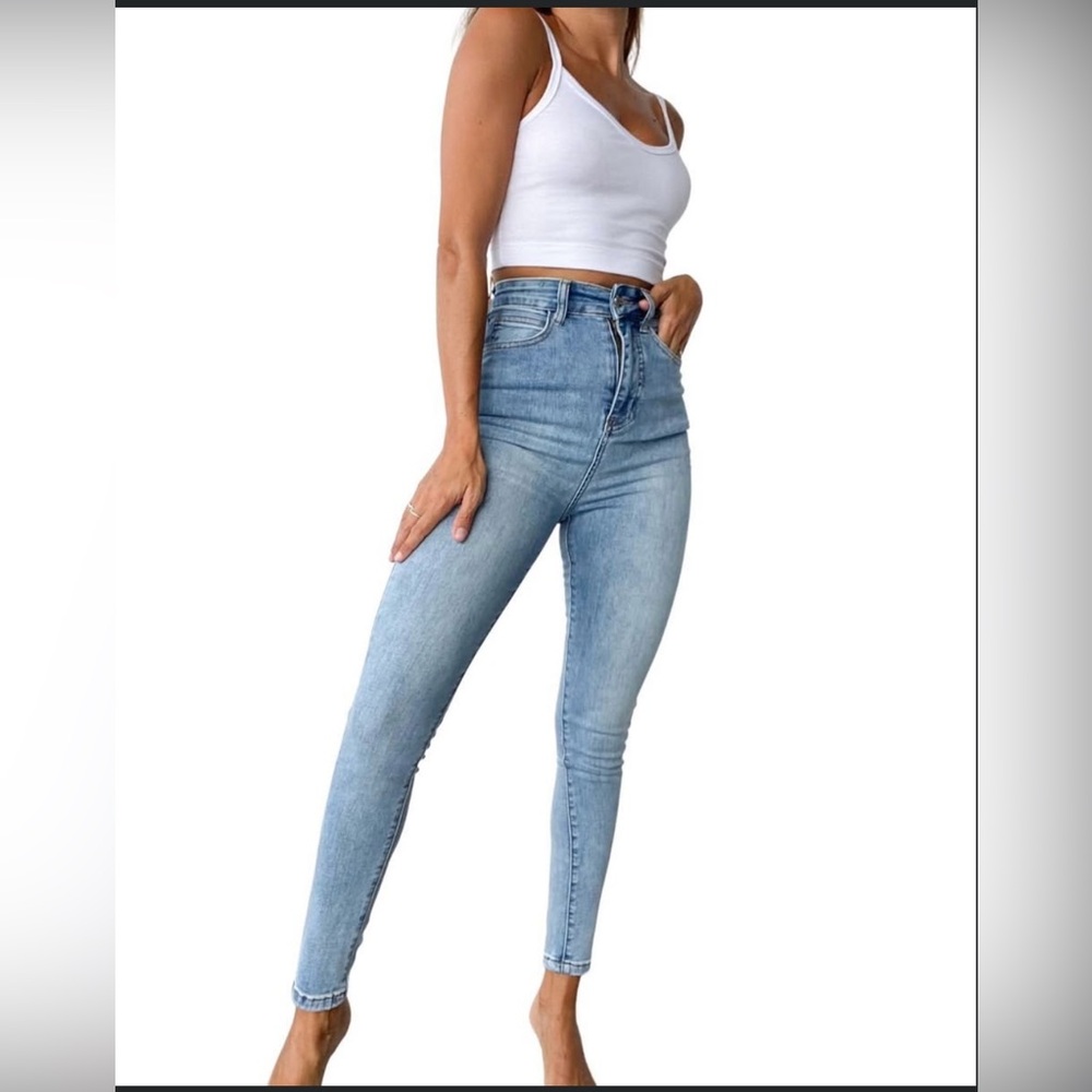 Chipre high rise jeans.